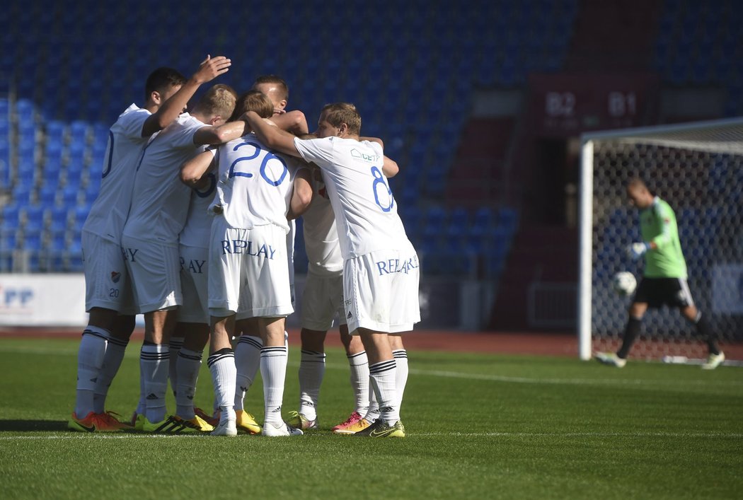 Fotbalisté Baníku Ostrava slaví gól proti Českým Budějovicím