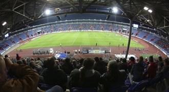 Poplach, opusťte stadion! Kouřící klobásy vyplašily fanoušky Baníku