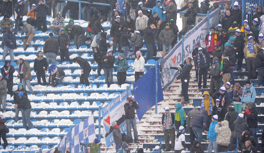 Fanoušci Baníku se během bezbrankového duelu s Českými Budějovicemi bavili po svém: házeli po sobě sněhové koule.