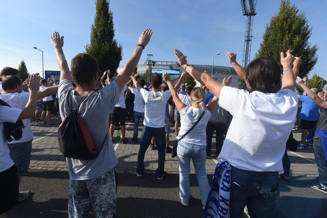 Fanoušci Baníku Ostrava povzbuzovali svůj tým před stadionem