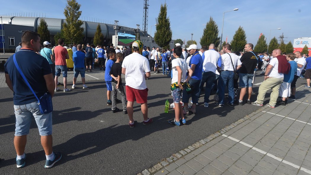 Fanoušci Baníku Ostrava povzbuzovali svůj tým před stadionem