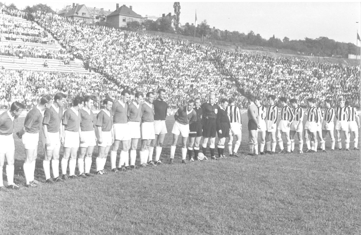 5. července 1959 Nástup k prvnímu mezinárodnímu utkání na Bazalech, Baník proti Partizanu Bělehrad.