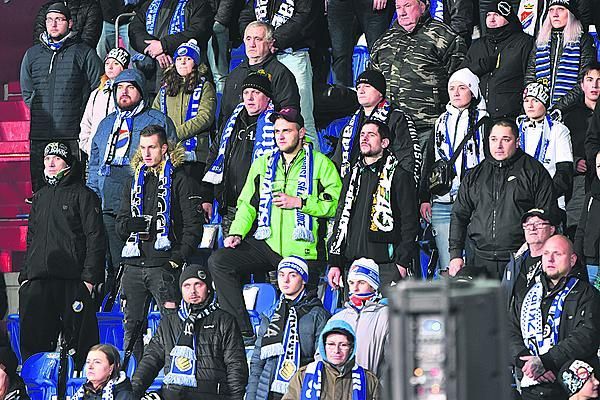 Fanoušci Baníku společně se sparťanskými v sobotu na stadionu uctili minutou ticha oběti úterního masakru.