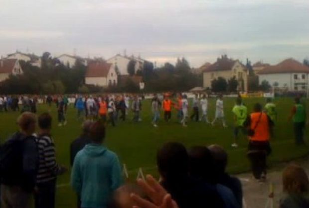 Fanoušci vlétli na hřiště a chtěli vysvětlení. Fanoušci vlétli na hřiště a chtěli vysvětlení.