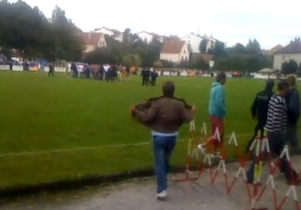 Fanoušci vlétli na hřiště a chtěli vysvětlení. Fanoušci vlétli na hřiště a chtěli vysvětlení.
