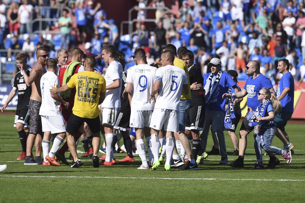 Fotbalisté Baníku Ostrava slaví se svými fanoušky postup do ligy