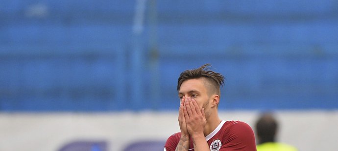 Sparťan Václav Kadlec schovává tvář do dlaní po neproměněné šanci proti Baníku