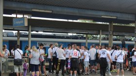 V posledních minutách před příjezdem vlaku se začalo nádraží plnit fanoušky v klubových barvách.