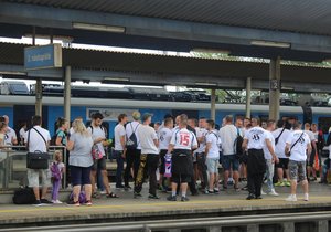 V posledních minutách před příjezdem vlaku se začalo nádraží plnit fanoušky v klubových barvách.