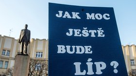 Lidé v Hradci Králové vyšli do ulic, protestují proti Andreji Babišovi. (9.4.2018)