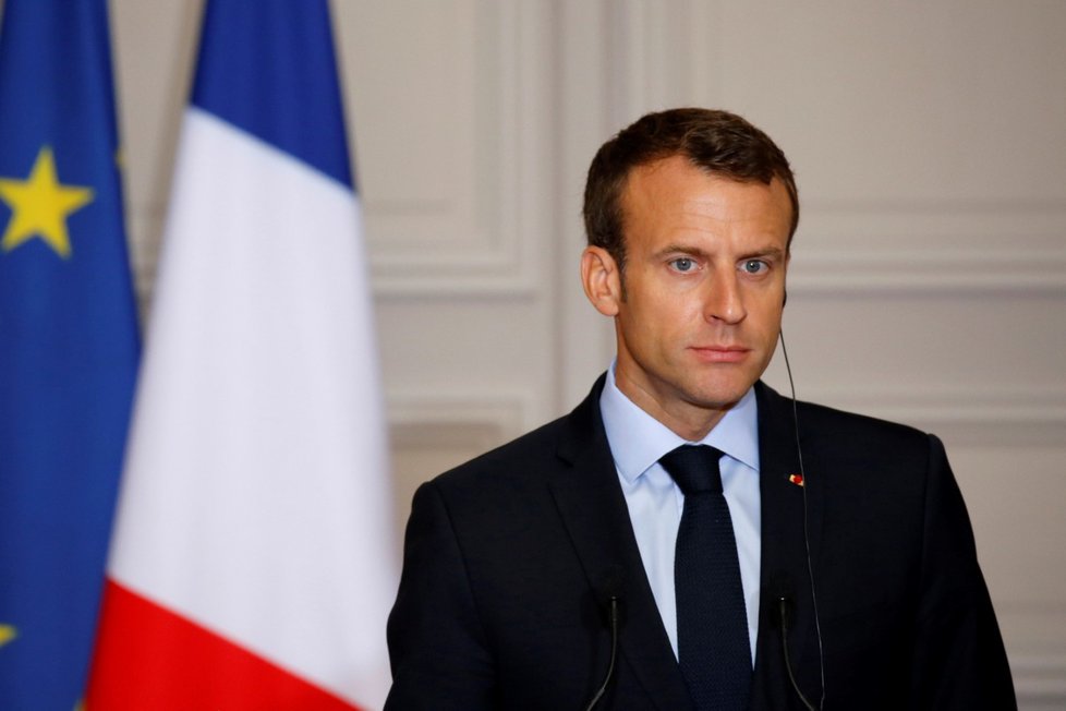 Francouzský prezident Emmanuel Macron čelí kvůli své absenci na pietě silné kritice.