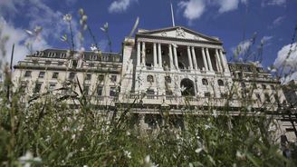 Bank of England se děsí brexitu, snížila sazby