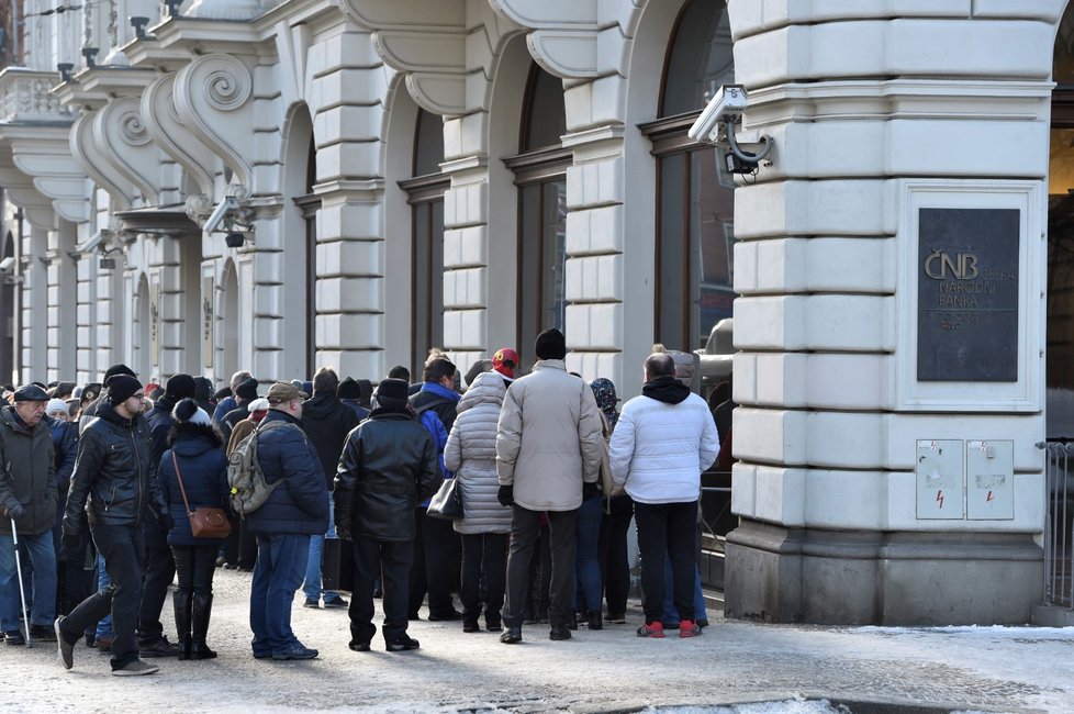 Dlouhá fronta zájemců o dvacetikoruny se tvoří před pobočkou České národní banky (ČNB) v Brně