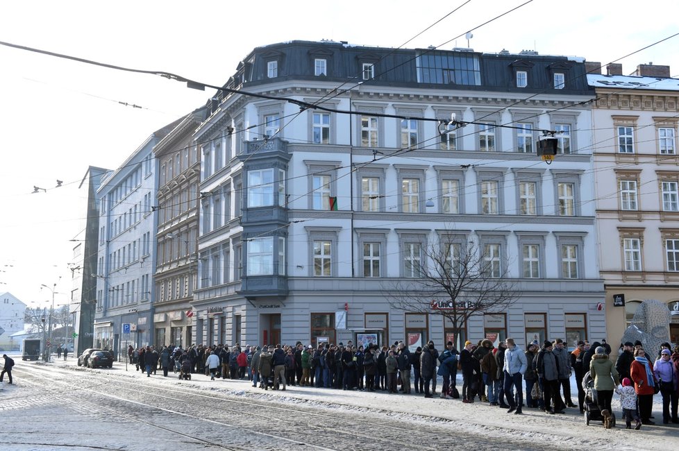 Dlouhá fronta zájemců o dvacetikoruny se tvoří před pobočkou České národní banky (ČNB) v Brně