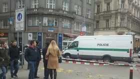 Na Václavském náměstí došlo k přepadení banky. Stojí za ním neznámý muž s kufříkem.
