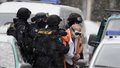 Policisté vyvádějí pachatele z pobočky Komerční banky na Novodvorské ulici v Praze 4, kterou ozbrojený muž 16. prosince přepadl, zajal rukojmí a požadoval výkupné.