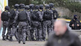 Zásahová jednotka poblíž Komerční banky na Novodvorské ulici v Praze 4, kde ozbrojený pachatel 16. prosince zajal rukojmí a požaduje výkupné. Policisté s mužem začali vyjednávat.