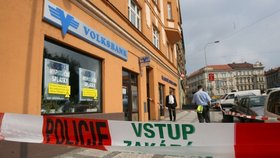 U přepadené pobočky Volksbank v Moskevské ulici v Praze hlídkuje policie