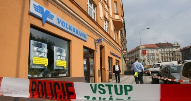 U přepadené pobočky Volksbank v Moskevské ulici v Praze hlídkuje policie