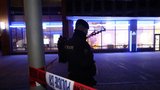 Přepadení banky ve Strašnicích: Neznámý muž si odnesl větší obnos peněz, policisté po něm pátrají
