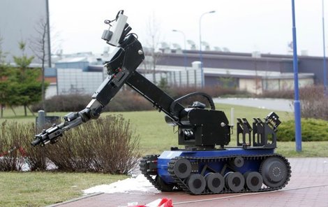 Podezřelý kufřík nakonec zneškodnil jejich robot.