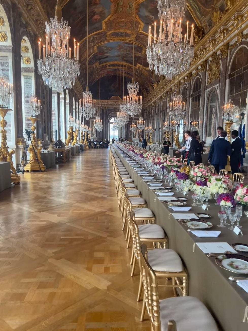 Slavnostní banket na počest krále Karla III. a královny Camilly ve Versailles.