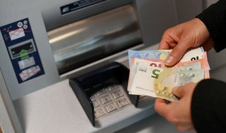 Výběr z bankomatu v zahraničí: Poplatky bank a u kterých je zdarma