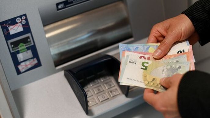 Výběr z bankomatu v zahraničí: Víte, jaký poplatek si účtuje vaše banka? (ilustrační foto)