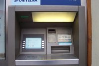 Policie rozprášila gang vykrádající bankomaty