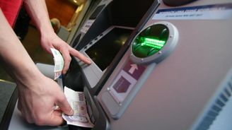 Visa snížila poplatky za výběr z bankomatu 