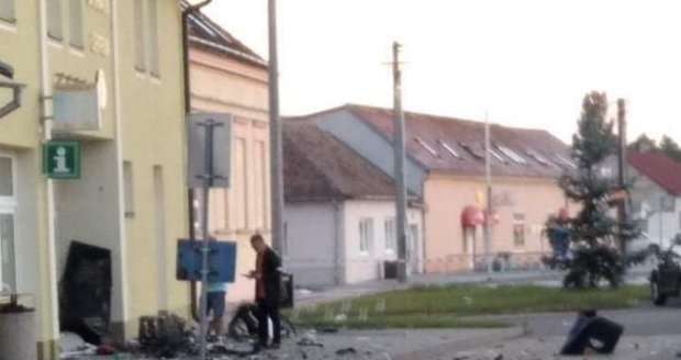 Výbuch poničil v pátek nad ránem bankomat v Hevlíně na Znojemsku. Po útočnících pátrají kriminalisté.