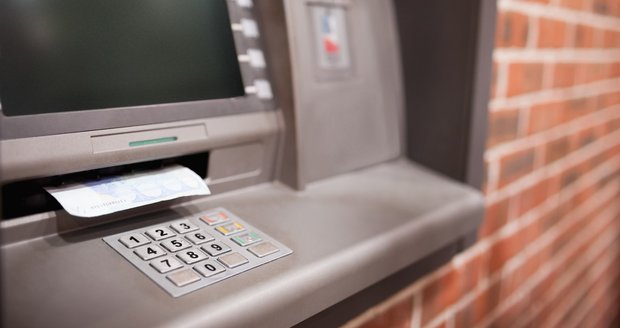 Pouhých 20 PIN kódů tvoří čtvrtinu všech karet na světě. Zjistěte, které kombinace zloději uhádnou za pár sekund a který PIN je naopak nejbezpečnější.