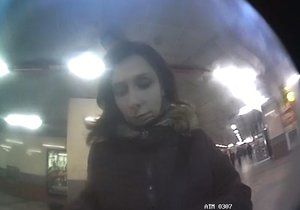 Policisté hledají ženu, která v Praze sebrala z bankomatu peníze, které jí nepatřily.