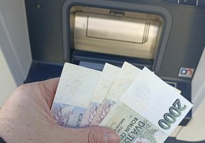 Pět tisíc korun vytrhl u bankomatu recidivista z rukou seniora. Za loupež půjde na tři roky do vězení.