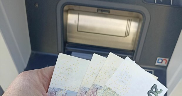 Pět tisíc korun vytrhl u bankomatu recidivista z rukou seniora. Za loupež půjde na tři roky do vězení.