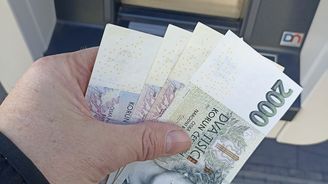 Výběr z cizího bankomatu: Výše poplatků bank a kdo ho má zdarma