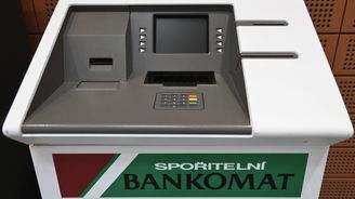 30 let od prvního českého bankomatu. Vydal jen 1000 Kčs za den, kontrolovali ho ručně