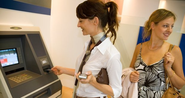 Vybírání z bankomatu není v zahraničí příliš výhodné