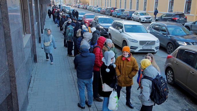Fronta na bankomat v Petrohradu, 27. února.