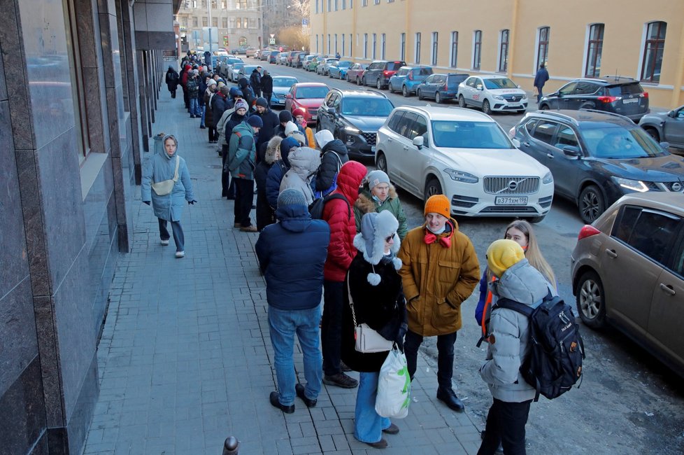Fronta na bankomat v Petrohradu, 27. února.