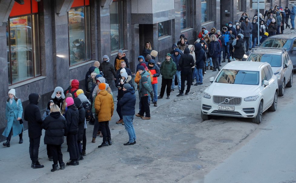 Fronta na bankomat v Petrohradu, 27. února.