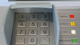 Výběr peněz z bankomatu (ilustrační foto)