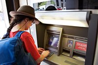 Pozor na výběry z bankomatů v zahraničí: Mohou se vám prodražit o stovky korun