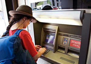 Výběr peněz v bankomatu v zahraničí? Může se vám prodražit až o stovky korun.