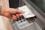 Kolik dáte za výběr z bankomatu v zahraničí?