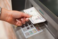 Vybíráte v cizině z bankomatu? Pozor na zbytečné poplatky a špatné kurzy