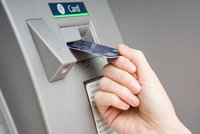 Česko v počtu bankomatů zaostává za EU. Problém je hlavně v maloměstech
