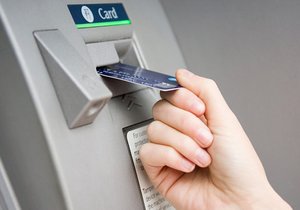 Víte, jak bezpečně vybírat z bankomatu?