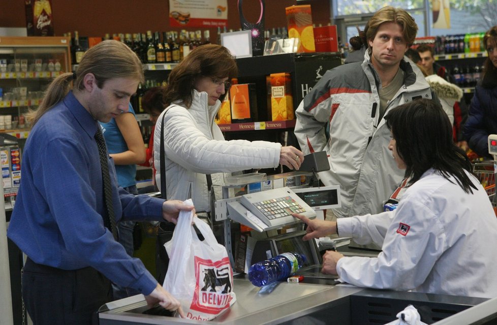 Poškozené bankovky. Kdy ještě platí a kdy už je obchodník může odmítnout?