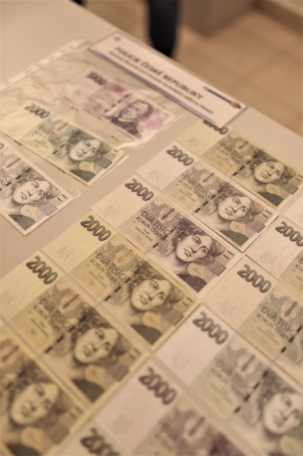 Cestující v MHD zaplatil pokutu falešnou bankovkou. Policie zjistila, že peníze jsou už v oběhu. Cizinci hrozí až 8 let v base